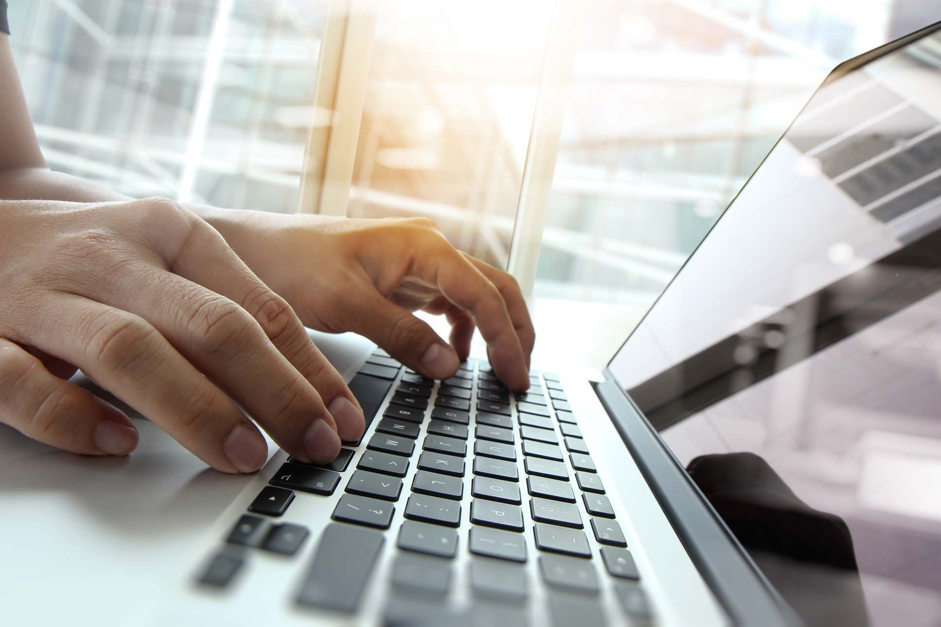 geschäftsmann-laptop-306793247-esb-professional.jpg