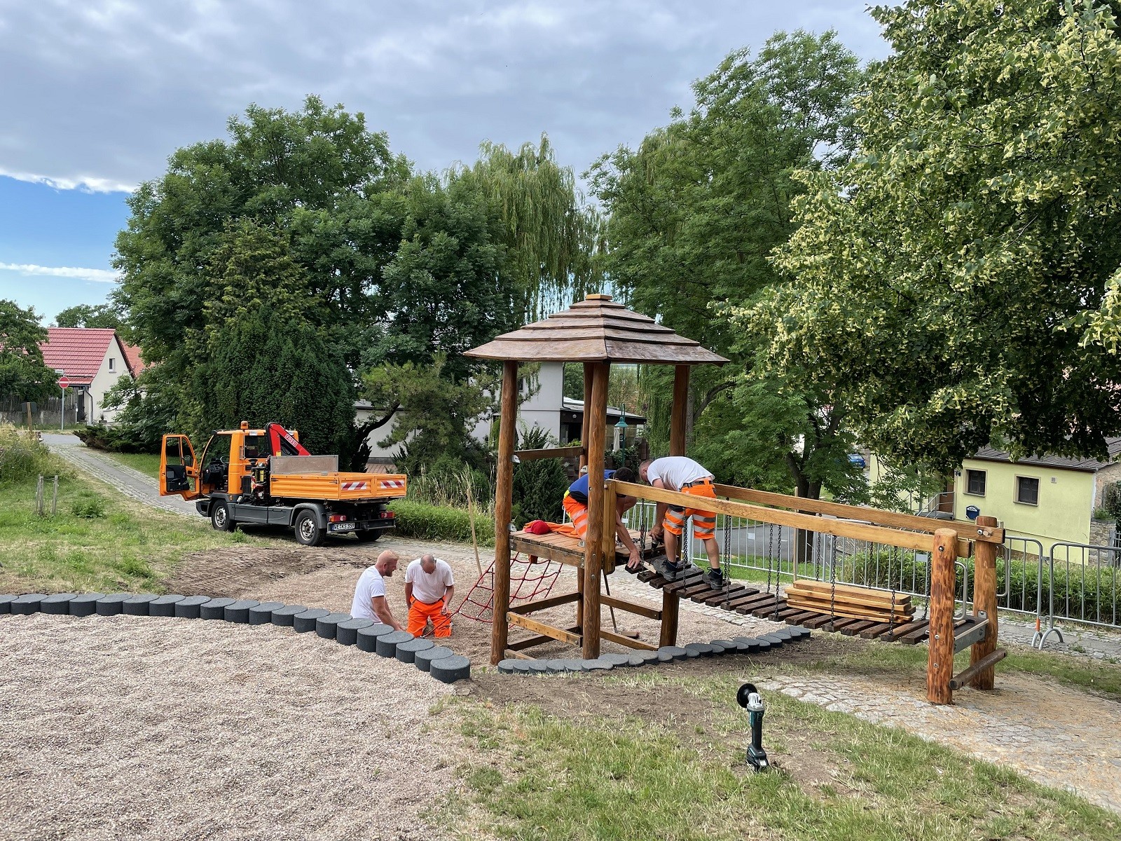 Handwerker Spielplatzunterhaltung.JPG