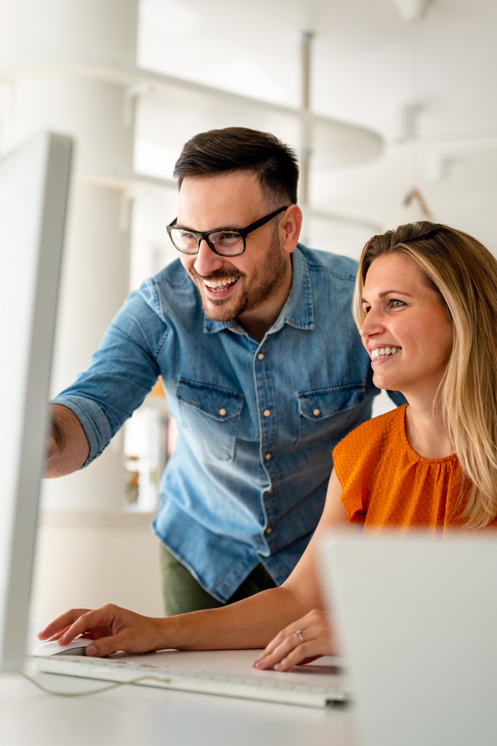 GettyImages-1513514795_Mann und Frau Büro_Hochformat.jpg