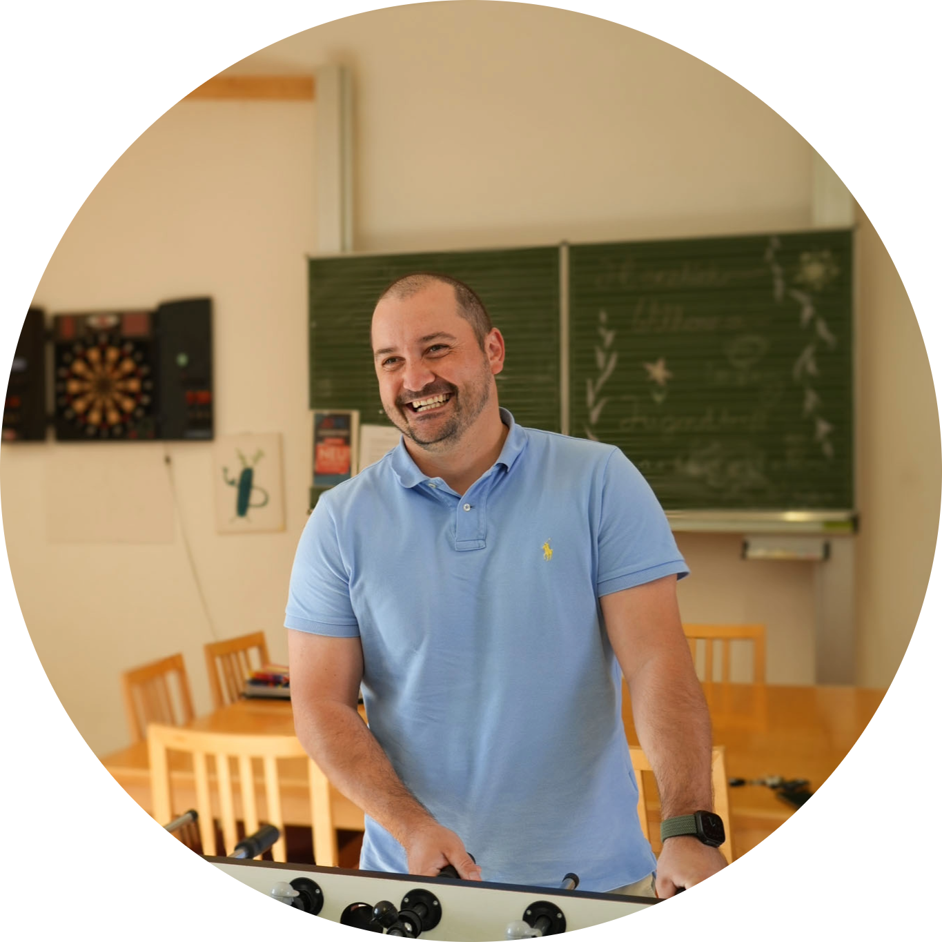 Jugendsozialarbeit rund mit Tafel im Hintergrund.png